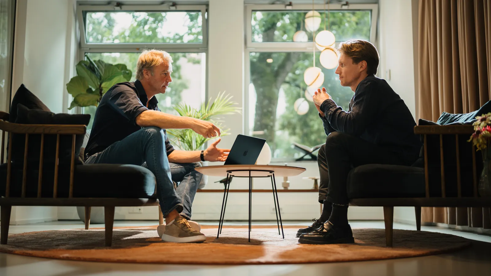 Jurre Grimberg talking with a founder at Newday Offices